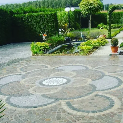 Sfeervolle tuinaanleg met een strak aangelegd terras en moderne borders in regio Denderwindeke