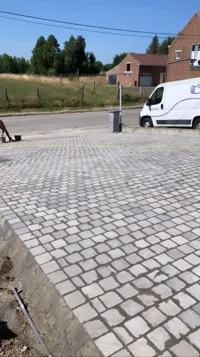 Perfect onderhouden gazon en borders in een landelijke tuin ontworpen door Js Tuinen in Outer