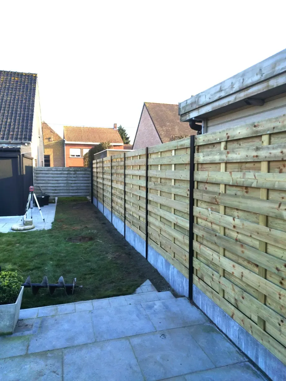 Duurzame tuinafsluiting en houten omheining geplaatst als erfafscheiding in de Denderstreek door Js Tuinen